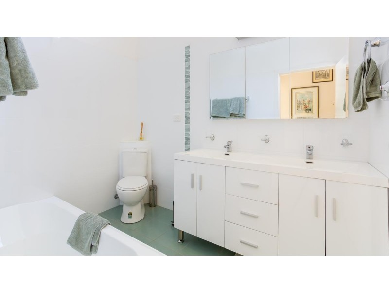 8 Barossa Close, Eleebana NSW 2282