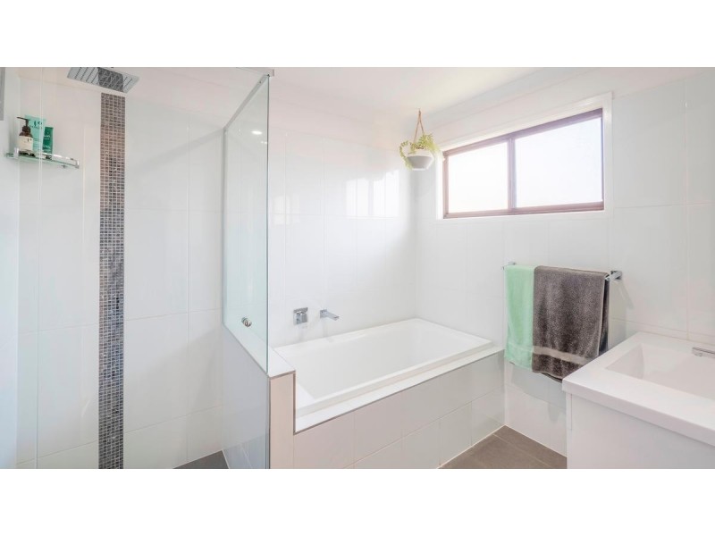 33 Newbold Road, Macquarie Hills NSW 2285