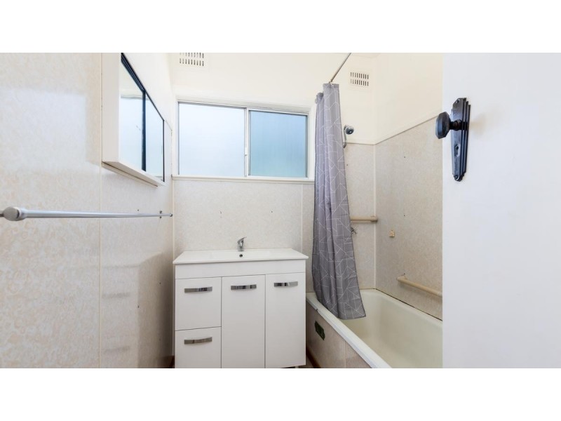 11 Macquarie Avenue, Gateshead NSW 2290