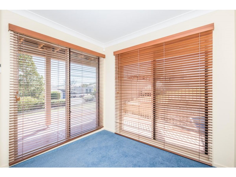 17 Guildford Grove, Cameron Park NSW 2285