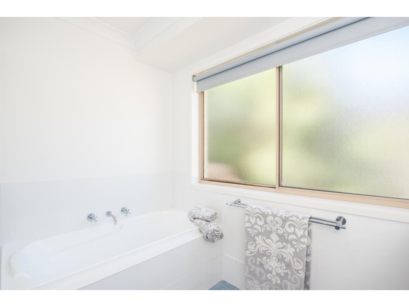 17 Guildford Grove, Cameron Park NSW 2285