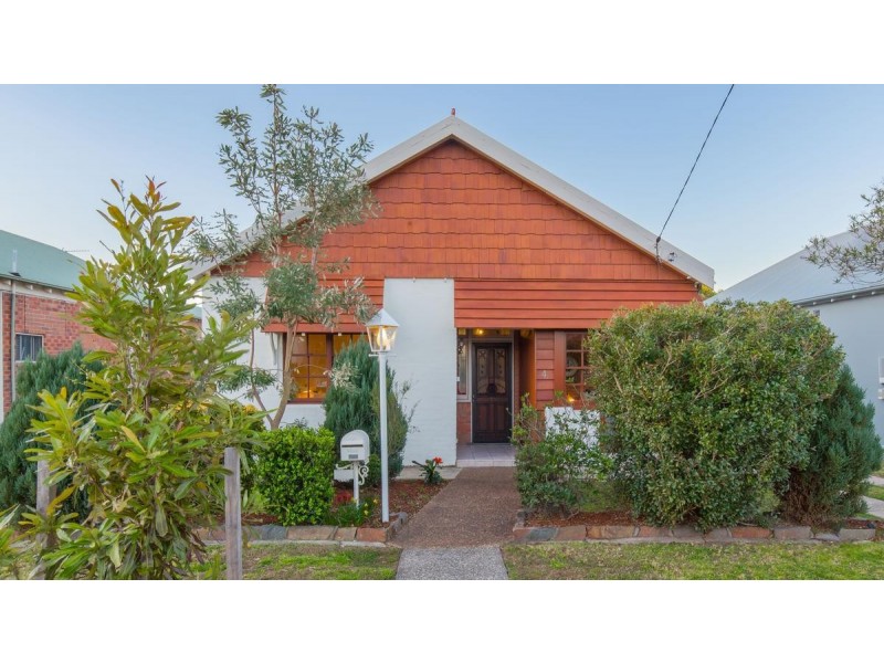 4 Thomas Street, Hamilton South NSW 2303
