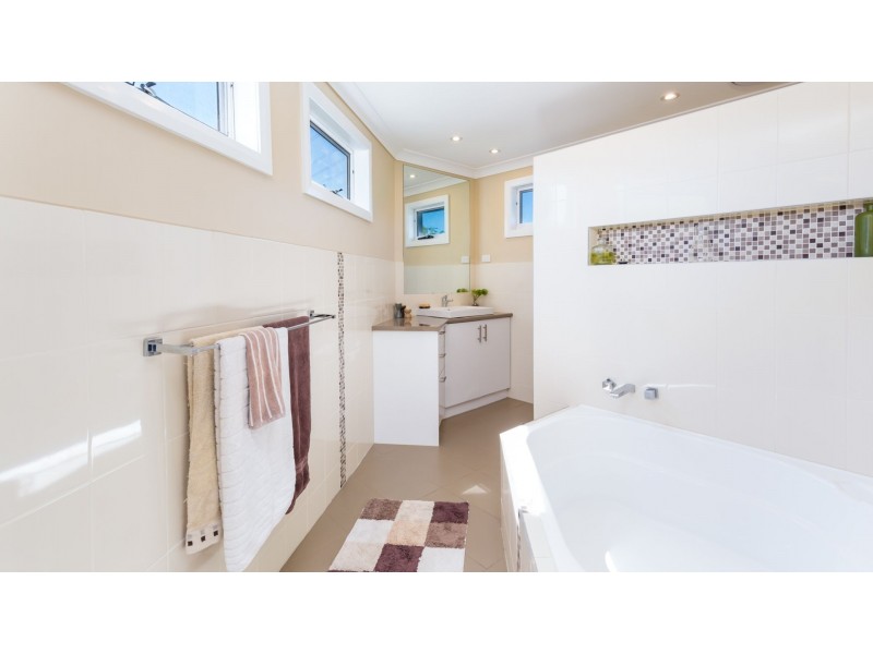 1 Granada Avenue, Macquarie Hills NSW 2285