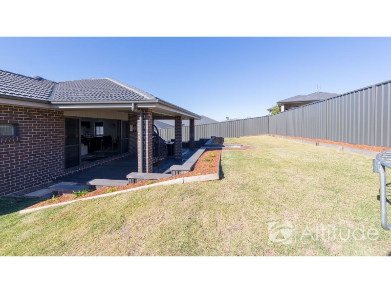 5 Floresta Crescent, Cameron Park NSW 2285