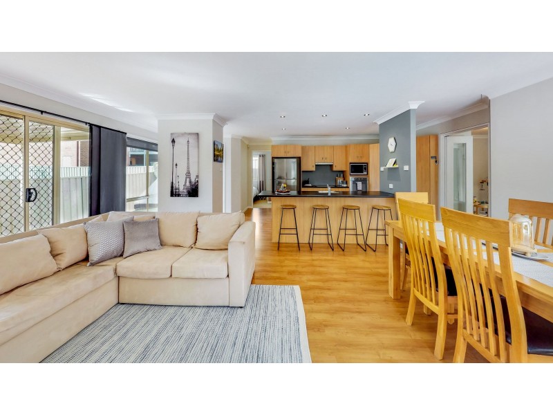 12 Courageous Close, Marmong Point NSW 2284
