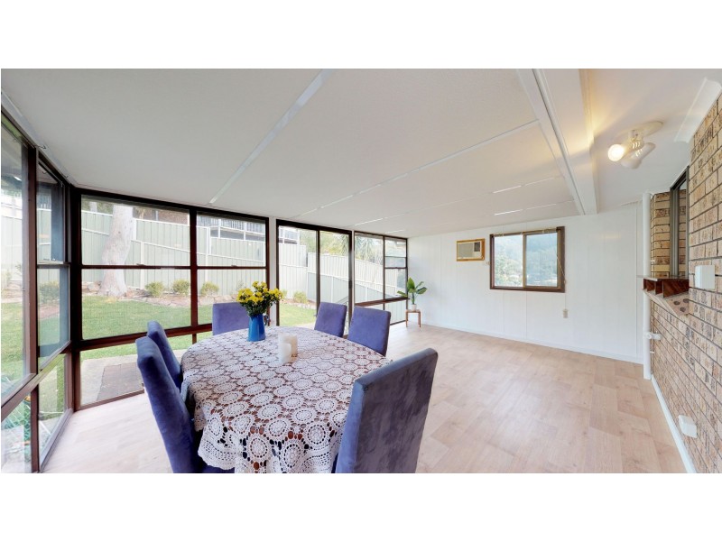 33 Amsdale Avenue, Macquarie Hills NSW 2285