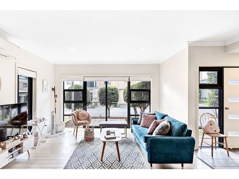 24 Kestrel Circuit, Shortland NSW 2307