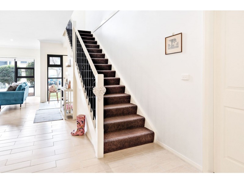 24 Kestrel Circuit, Shortland NSW 2307