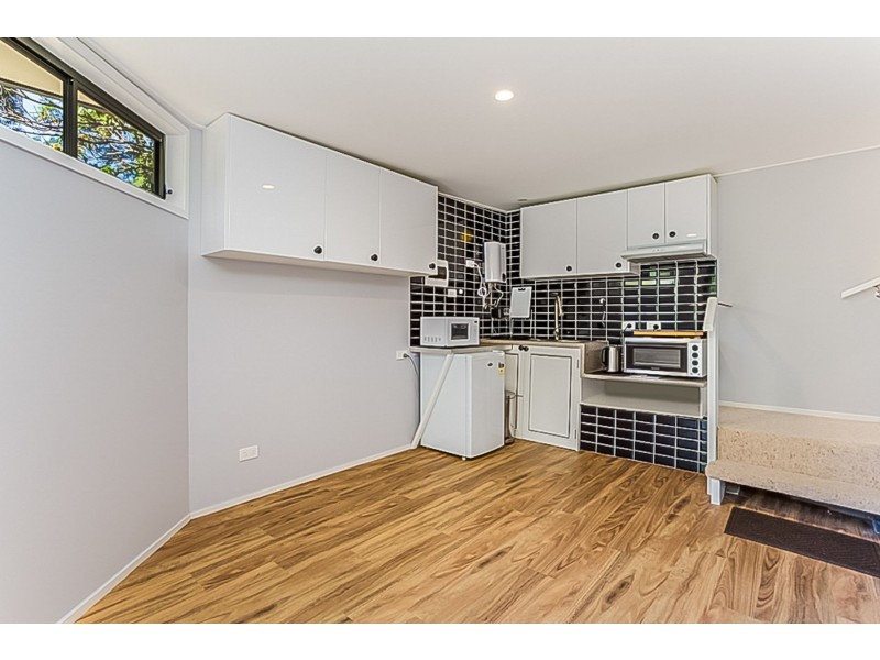 43 Middle Point Road, Bolton Point NSW 2283