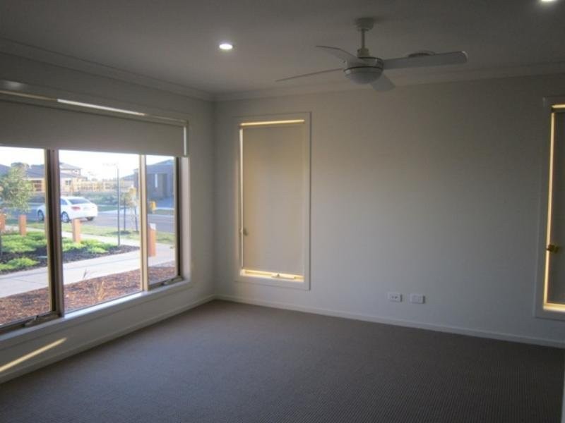 1 Shoreline Lane, Point Cook VIC 3030
