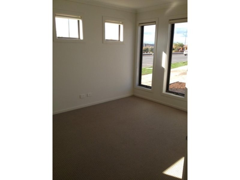 71 Tamborine Avenue, Point Cook VIC 3030