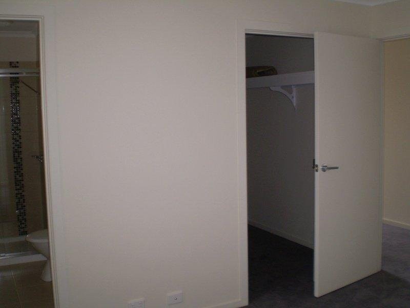 76 Duncombe Park Way, Deer Park VIC 3023