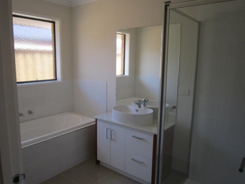 33 Ardenal Crescent, Lalor VIC 3075