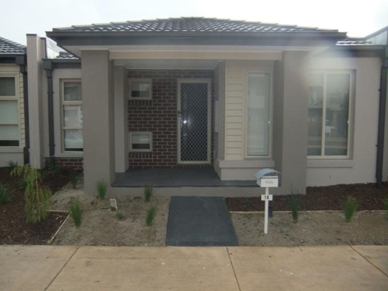18 Tom Roberts Parade, Point Cook VIC 3030