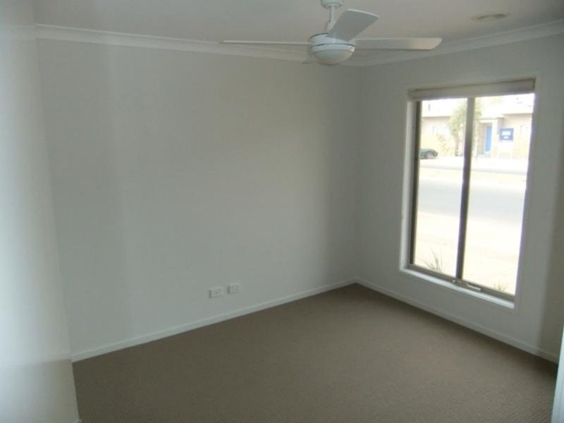 18 Tom Roberts Parade, Point Cook VIC 3030