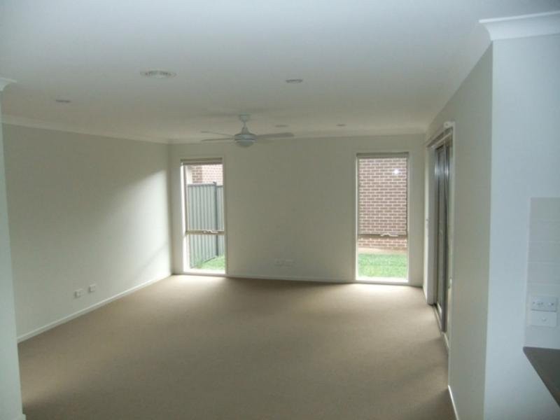 18 Tom Roberts Parade, Point Cook VIC 3030