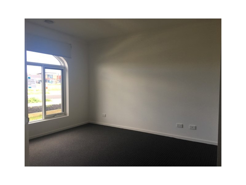 6 Rooney Road, Clyde North VIC 3978