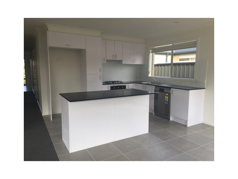 6 Rooney Road, Clyde North VIC 3978