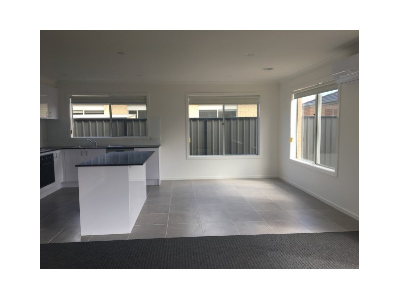 6 Rooney Road, Clyde North VIC 3978