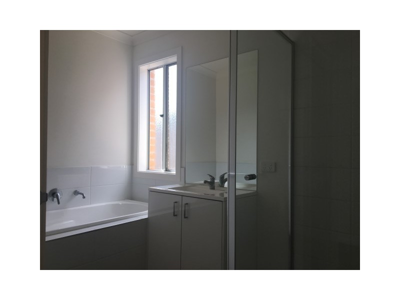 6 Rooney Road, Clyde North VIC 3978