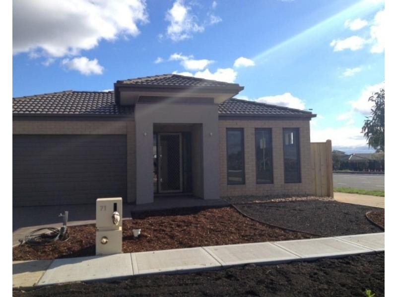 71 Tamborine Avenue, Point Cook VIC 3030