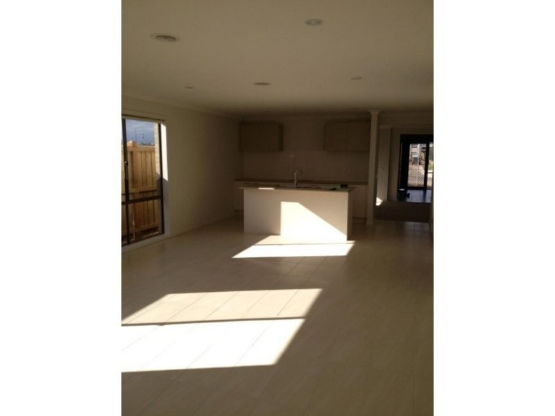 71 Tamborine Avenue, Point Cook VIC 3030