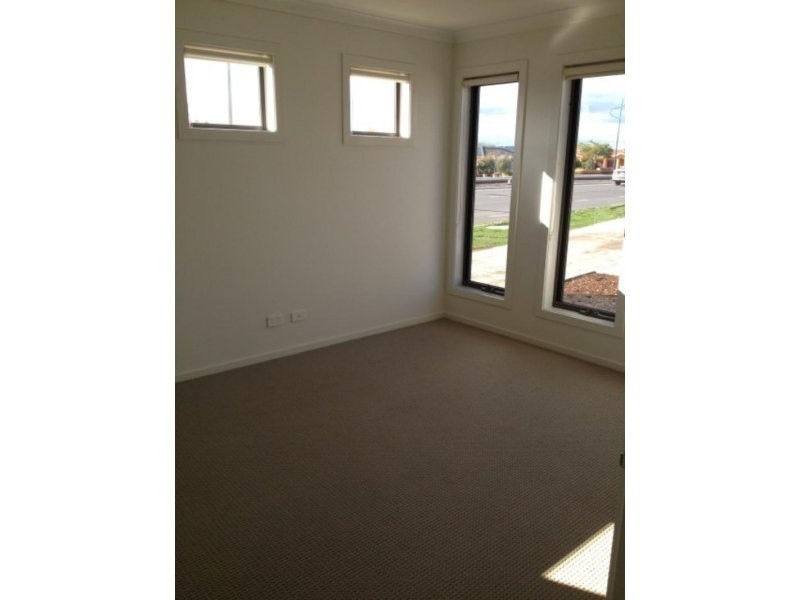 71 Tamborine Avenue, Point Cook VIC 3030