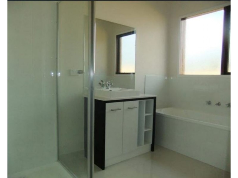 18 Lake Front Mews, Doreen VIC 3754