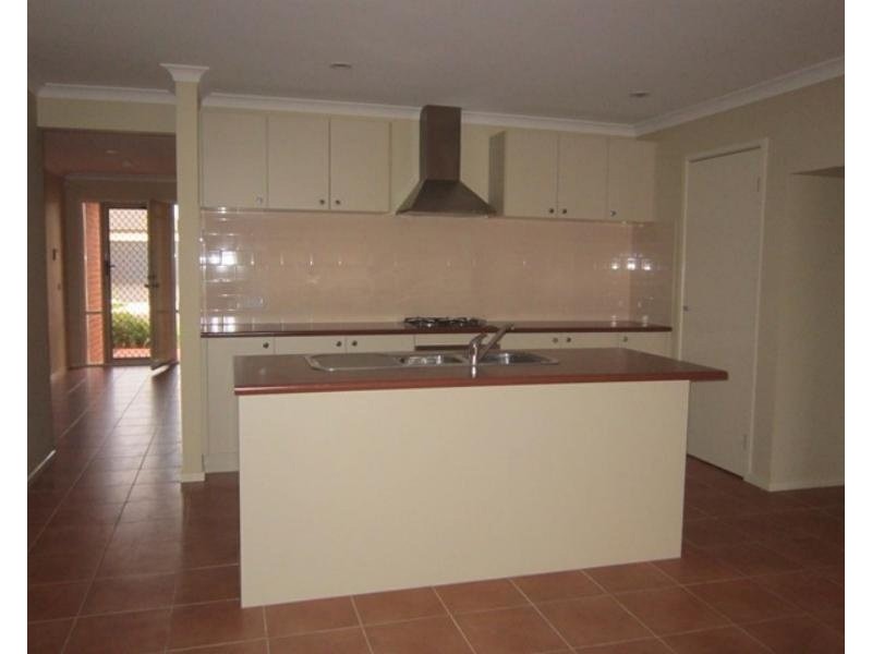 10 Grandiflora Grove, Point Cook VIC 3030