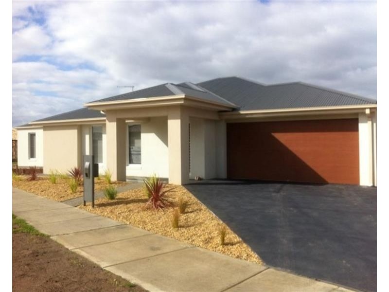 3 Woodstock Drive, Cranbourne North VIC 3977