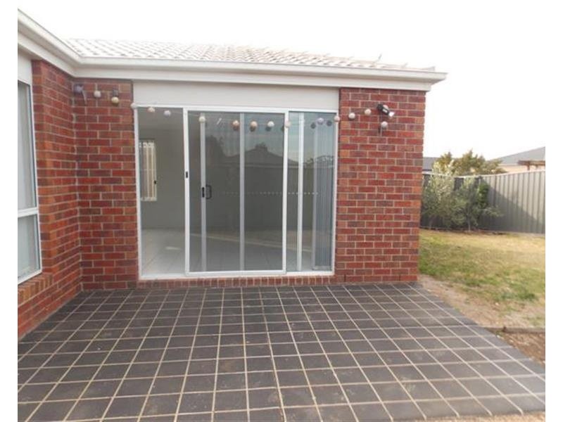 6 Howard Place, Deer Park VIC 3023