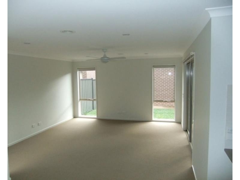 18 Tom Roberts Parade, Point Cook VIC 3030