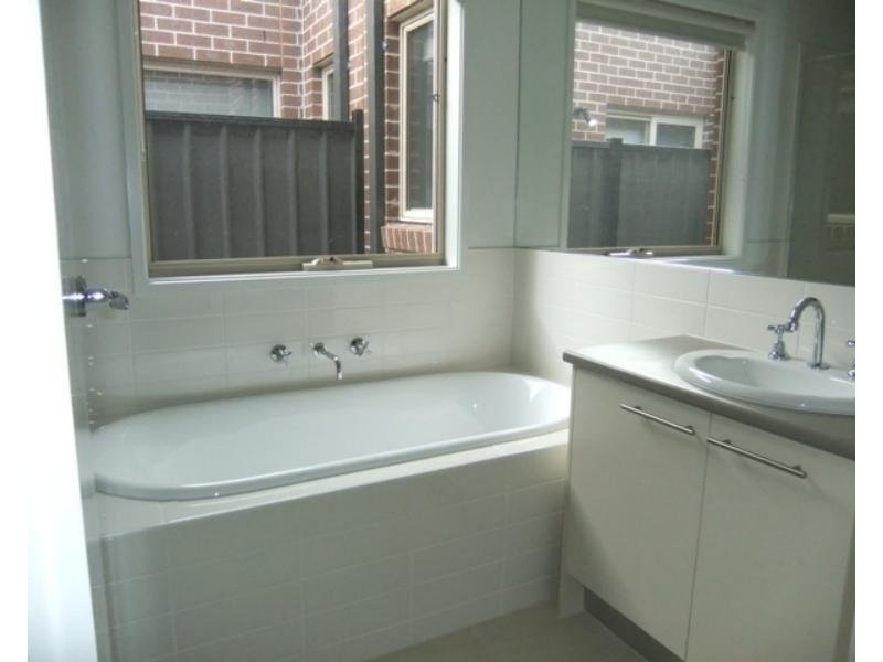 18 Tom Roberts Parade, Point Cook VIC 3030