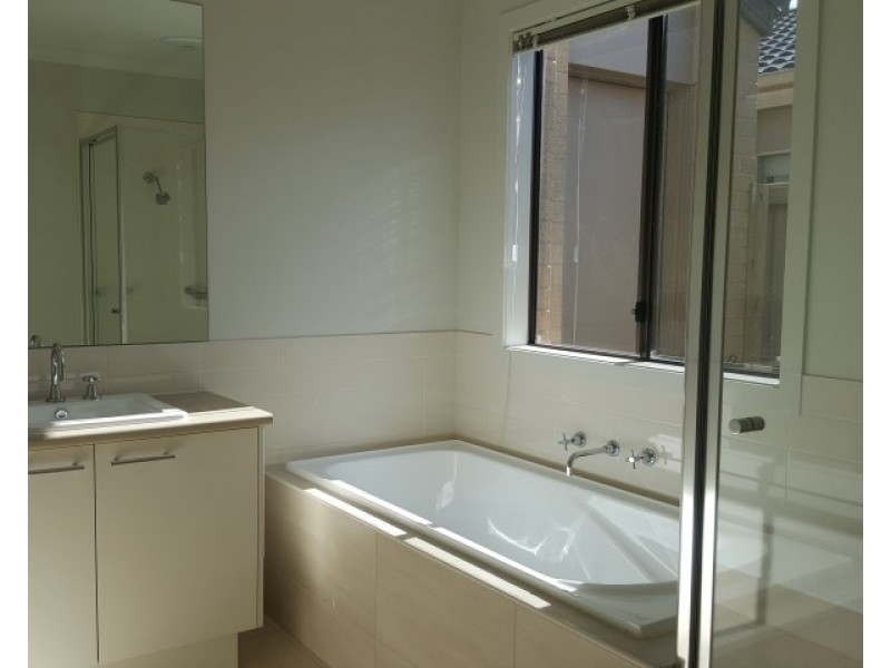 5 Shoreline Lane, Point Cook VIC 3030