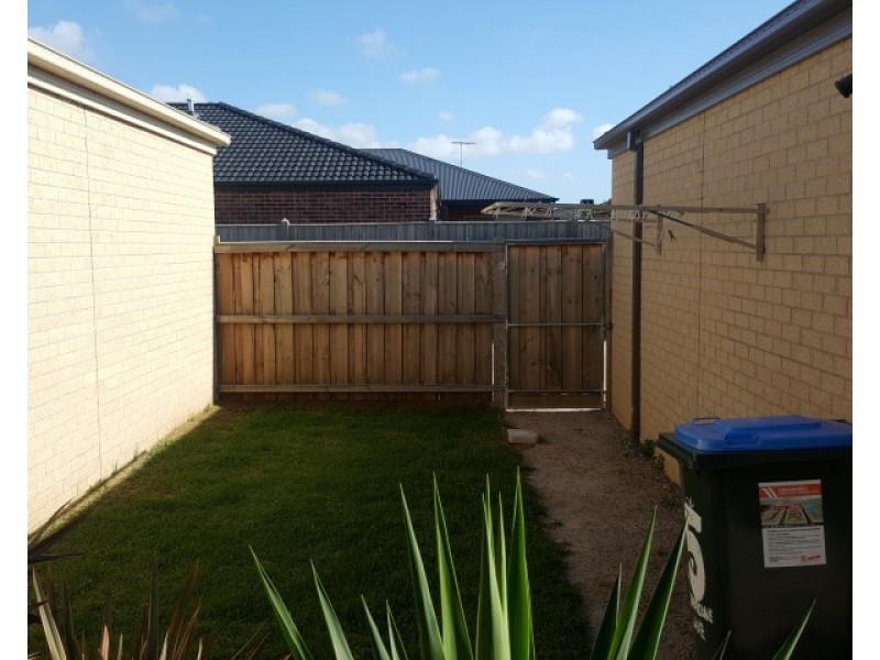 5 Shoreline Lane, Point Cook VIC 3030