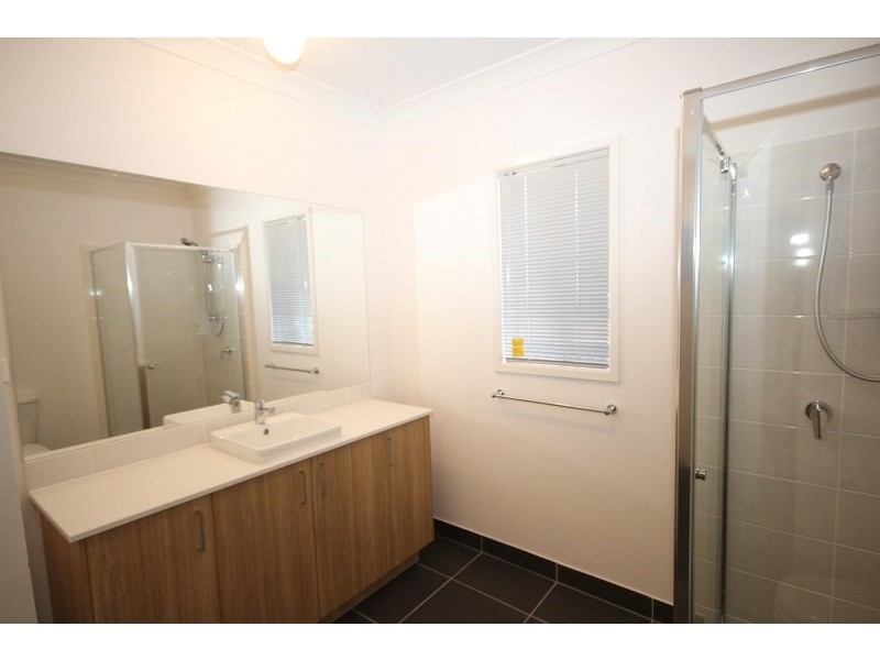 335 Lakeside Avenue, Springfield Lakes QLD 4300