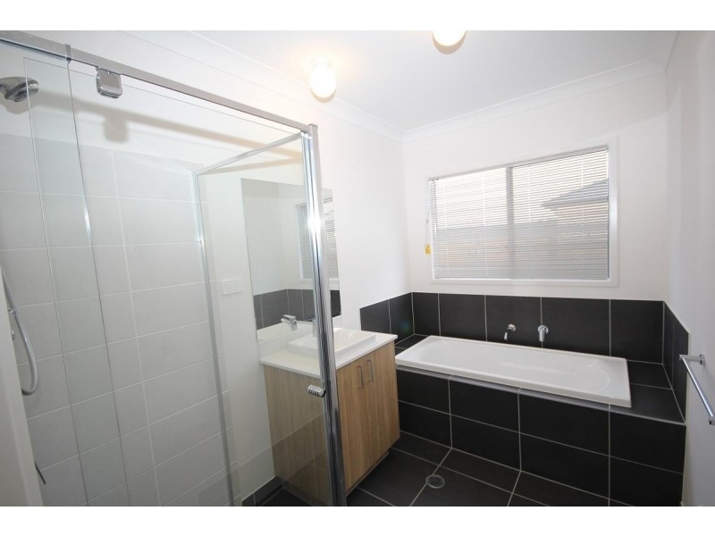 335 Lakeside Avenue, Springfield Lakes QLD 4300