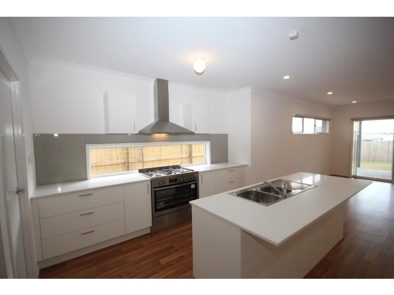 335 Lakeside Avenue, Springfield Lakes QLD 4300