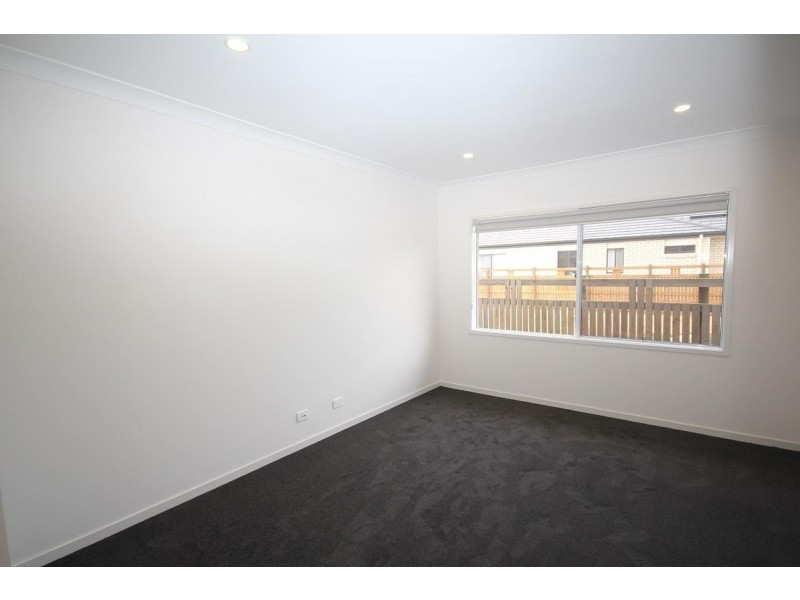 335 Lakeside Avenue, Springfield Lakes QLD 4300