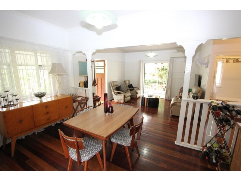 28 LOGAN AVENUE, Oxley QLD 4075