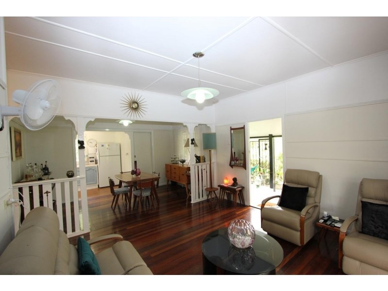 28 LOGAN AVENUE, Oxley QLD 4075