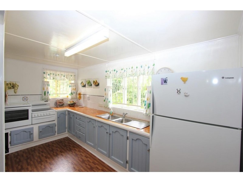 28 LOGAN AVENUE, Oxley QLD 4075