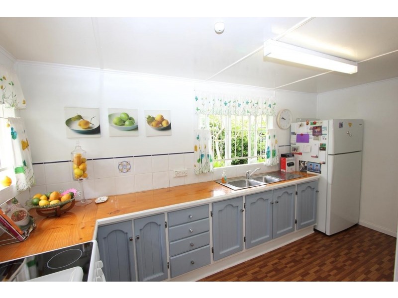 28 LOGAN AVENUE, Oxley QLD 4075