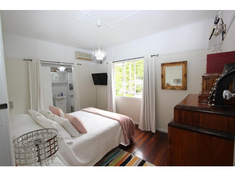 28 LOGAN AVENUE, Oxley QLD 4075