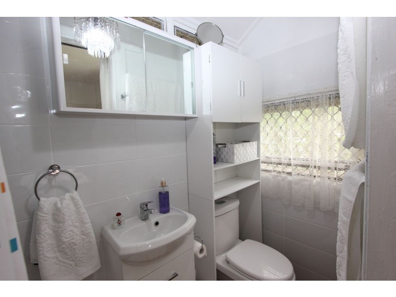 28 LOGAN AVENUE, Oxley QLD 4075