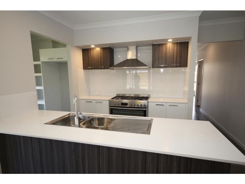 8 BUTTERFLY WAY, Ripley QLD 4306