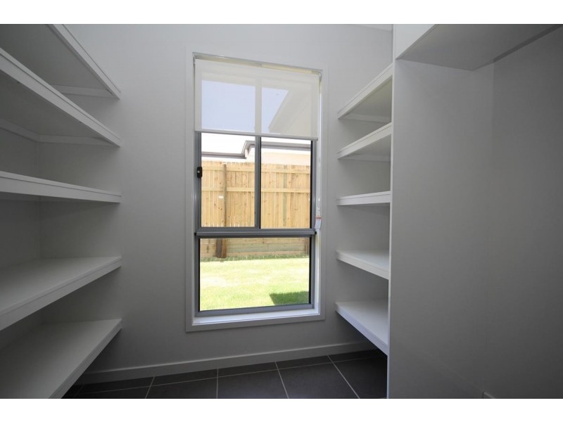 8 BUTTERFLY WAY, Ripley QLD 4306