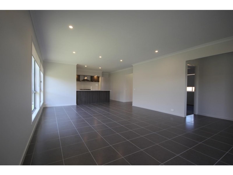 8 BUTTERFLY WAY, Ripley QLD 4306