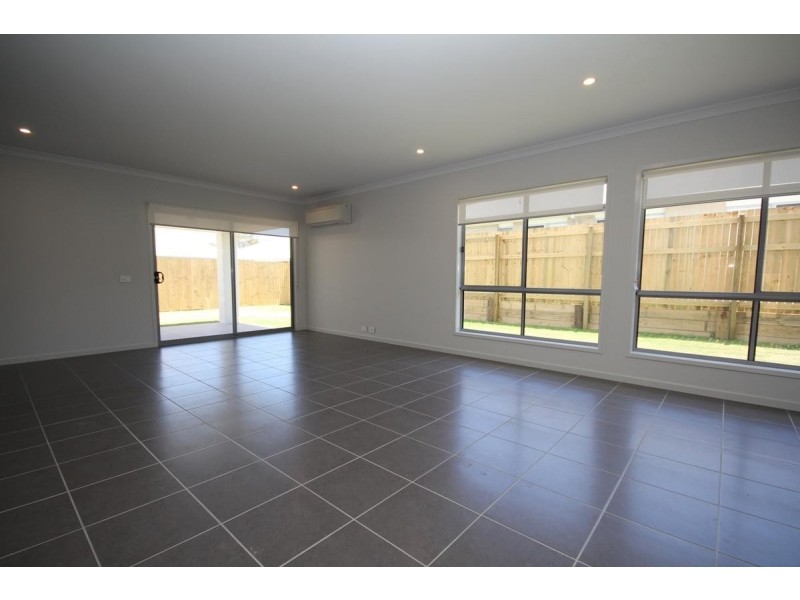 8 BUTTERFLY WAY, Ripley QLD 4306