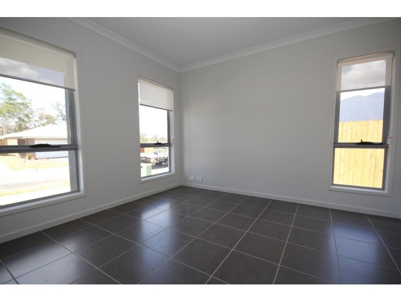 8 BUTTERFLY WAY, Ripley QLD 4306